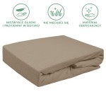 Prześcieradło frotte z gumką 120x200 w kolorze kakao, złożone, gładkie, wykonane z materiału oddychającego. Na brzegach widoczne gumki, które utrzymują je na miejscu na materacu. Tło białe.