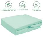Prześcieradło frotte z gumką 120x200 w kolorze morskim, leżące na białym tle. Wykonane z miękkiego, oddychającego materiału, z widoczną gumką, która zapewnia dobre dopasowanie. Brak dekoracji i wzorów. Idealne do łóżek o wymiarach 120x200 cm.