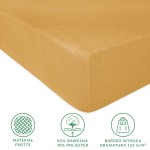 Prześcieradło frotte z gumką w kolorze musztardowym, widoczne z boku, rozłożone. Wykonane z 82% bawełny i 18% poliestru, o gramaturze 155 g/m². Faktura materiału jest miękka i przyjemna w dotyku, z wyraźnymi detalami tkaniny.