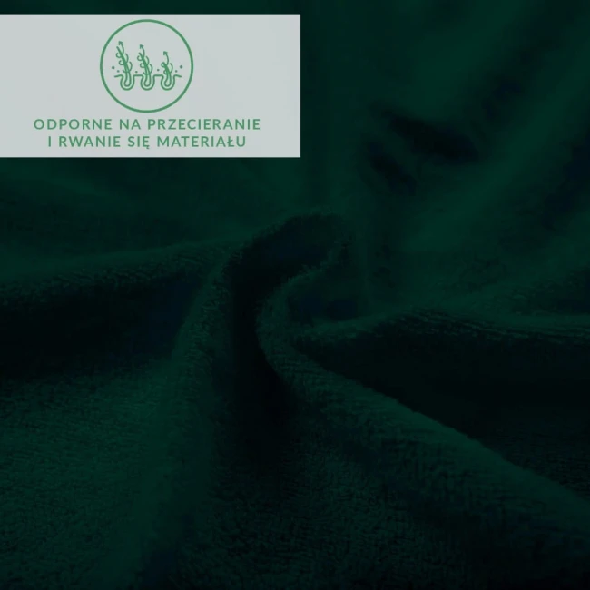 Prześcieradło frotte z gumką w kolorze zieleni butelkowej. W bliskiej perspektywie widać miękką, teksturowaną powierzchnię materiału, z widocznymi fałdami. Na tle tkaniny umieszczono nieczytelny napis informujący o odporności na przetarcia.