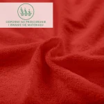 Prześcieradło frotte z gumką w kolorze czerwonym, miękkie w dotyku, ukazane w zbliżeniu na fakturę materiału. Widoczna jest gładka struktura tkaniny, zaciągnięta w falach. Idealne do łóżka o wymiarach 140x200 cm.