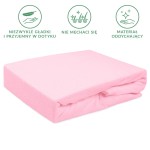 Prześcieradło frotte z gumką 140x200 w kolorze jasnego różu, złożone, prezentujące gładką fakturę materiału. Kąt ujęcia z boku, na jednolitym tle, ukazującym detale brzegów i gumki.