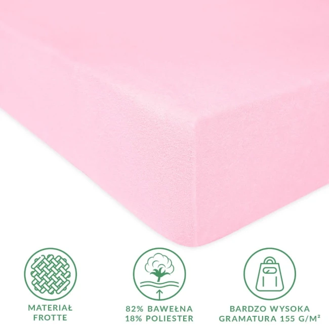 Prześcieradło frotte z gumką w jasnoróżowym kolorze o wymiarach 140x200 cm, widoczne z boku. Materiał 82% bawełna, 18% poliester, posiada wysoką gramaturę 155 g/m². Gumka zapewnia stabilność na materacu. Proste, jednolite tło.