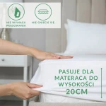 Prześcieradło frotte z gumką 140x200 w kolorze popiel jest rozłożone na materacu, z widocznym ręcznym ułożeniem. Na materiale nie ma zagnieceń, a materiał jest gładki. Widać również napis PASUJE DLA MATERACA DO WYSOKOŚCI 20CM. Tło jest neutralne.