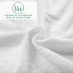 Prześcieradło frotte z gumką 160x200 w kolorze białym, leżące na płasko. Widać teksturę materiału, który jest miękki i odpowiedni do spania. Elementy tekstylne są gładkie, a tło jest neutralne. Widoczny napis reklamowy na górze zdjęcia.