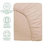 Prześcieradło frotte 180x200 w kolorze beżowym, prezentowane leżąco na jednolitym tle. Posiada elastyczną gumę obwodową, co zapewnia dobre dopasowanie. Materiał jest puszysty i przyjemny w dotyku, z lekko teksturowaną powierzchnią.