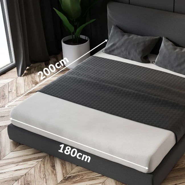 Prześcieradło frotte z gumką o wymiarach 180x200 cm, w odcieniu beżowym, rozłożone na łóżku. Widoczna struktura materiału oraz gumka wokół krawędzi.