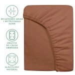 Prześcieradło frotte z gumką 180x200 w kolorze czekolady, leżące na białym tle. Widoczne detale to elastyczna guma obwodowa oraz miękka faktura materiału. Ujęcie frontalne, ukazujące całą powierzchnię i krawędź produktu.