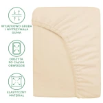 Prześcieradło frotte z gumką 180x200 w jasnym beżu, leżące na równym tle. Widać elastyczny materiał z grubą gumą, obszyte po całym obwodzie, z widocznymi detalami szycia. Idealne do łóżka o wymiarach 180x200 cm.