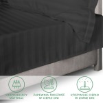 Prześcieradło bambusowe w kolorze czarnym, o wymiarach 220x260 cm, z delikatnym wzorem w paski. Ułożone na łóżku z szarej tapicerki, z widoczną poduszką. Przestrzeń z informacjami o właściwościach materiału w dolnej części zdjęcia.