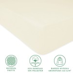 Prześcieradło frotte w kolorze ecru, o wymiarach 200x220 cm, wykonane z 82% bawełny i 18% poliestru. Widoczne jest w zbliżeniu, z wyraźną fakturą i elastyczną gumką. Tło neutralne. Logo oraz detale dotyczące materiałów i gramatury umieszczone obok.