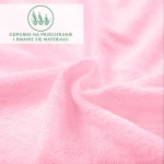 Prześcieradło frotte z gumką w kolorze jasnego różu, lekko rozłożone, z wyraźną teksturą materiału. Widoczne jest logo oraz napis dotyczący odporności na przecieranie i rwanie. Ujęcie z bliska, na jasnym tle.