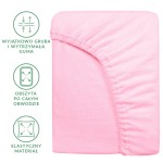 Prześcieradło frotte z gumką o wymiarach 200x220 cm w kolorze jasnym różowym, z widoczną elastyczną gumą obwodową. Produkt leży na białym tle, ukazując jego gładką fakturę i starannie wykończone brzegi.