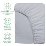 Prześcieradło frotte z gumką w kolorze popielatym, rozmiar 200x220 cm, rozłożone na jednolitym tle. Widoczne ściągacze gumowe na obrzeżach, które zapewniają dobre dopasowanie. Materiał teksturowany, elastyczny, co ułatwia zakładanie.
