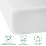 Prześcieradło satynowe z gumką 90x200 w kolorze białym, leżące na płaskiej powierzchni. Widoczna struktura materiału oraz gumka obwodowa. Na tle białym. Niewyraźne ikony z informacjami o składzie, splocie i gramaturze.