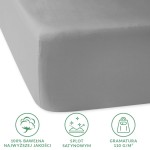 Prześcieradło satynowe z gumką w kolorze popielatym, wykonane z 100% bawełny, 90x200 cm. Widoczne wykończenie krawędzi oraz struktura materiału, leżące na gładkiej powierzchni. Wysoka jakość tkaniny z danym splotem satynowym.