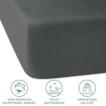 Prześcieradło satynowe z gumką w kolorze szarym, rozłożone na białym tle. Wykonane z 100% bawełny, o splocie satynowym i gramaturze 110 g/m². Widoczne krawędzie z gumką, tworzące mocne dopasowanie do materaca.