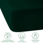 Prześcieradło satynowe z gumką 140x200 w kolorze butelkowej zieleni, złożone, w zbliżeniu na fakturę. Wykonane z 100% bawełny o gramaturze 110 g/m². Na tle jednolitym, widoczne logo i opisy materiału, nieczytelne. Idealne do sypialni.