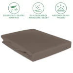 Prześcieradło satynowe z gumką 140x200 w kolorze Sepia, leżące na białym tle, z gładką i błyszczącą teksturą. Ujęcie frontalne, z widoczną gumką, która idealnie przylega do powierzchni. Brak dodatkowych dekoracji i napisów.