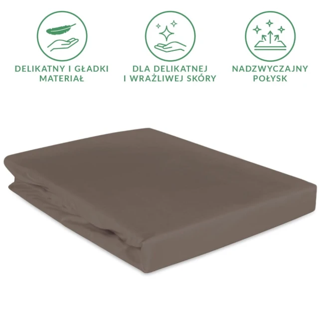 Prześcieradło satynowe z gumką 140x200 w kolorze Sepia, leżące na białym tle, z gładką i błyszczącą teksturą. Ujęcie frontalne, z widoczną gumką, która idealnie przylega do powierzchni. Brak dodatkowych dekoracji i napisów.