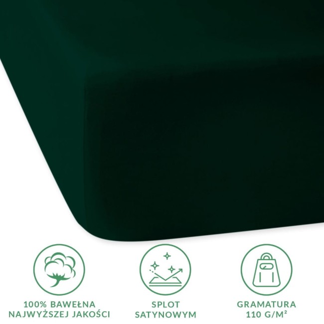 Prześcieradło satynowe z gumką 160x200 w kolorze butelkowej zieleni, leżące na płaskiej powierzchni. Materiał o gładkiej, błyszczącej fakturze z widocznymi wszytymi gumkami. Bez dodatkowych wzorów i napisów.
