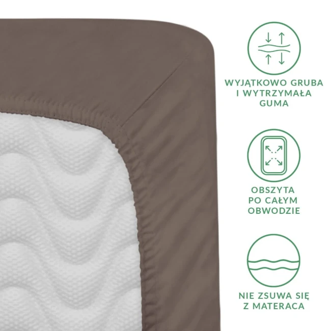 Prześcieradło satynowe z gumką 160x200 w kolorze sepia, leżące na białym tle. Obrzeże ma wytrzymałą gumę, która obszernie otacza materac, co zapobiega zsuwaniu się. Widoczne wzory fali na materiałowej powierzchni.