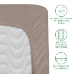 Prześcieradło satynowe z gumką 180x200 w kolorze ciemnego beżu, leżące na białym tle. Przedstawia detal gumki obszytej wokół krawędzi, zapewniającej stabilność, oraz widoczny, teksturowany wzór materiału.