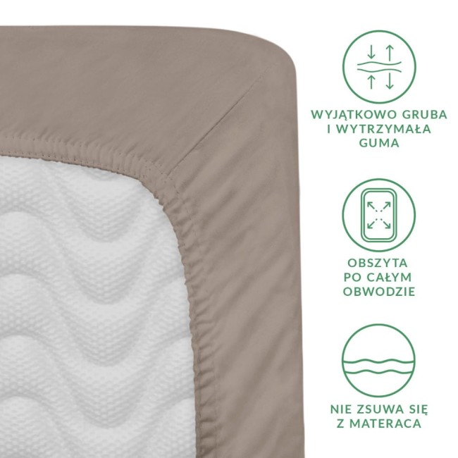 Prześcieradło satynowe z gumką 180x200 w kolorze ciemnego beżu, leżące na białym tle. Przedstawia detal gumki obszytej wokół krawędzi, zapewniającej stabilność, oraz widoczny, teksturowany wzór materiału.