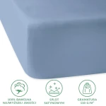 Prześcieradło satynowe z gumką 180x200 w kolorze niebieskim, wykonane z 100% bawełny. Ułożone poziomo, ukazuje gładką, błyszczącą fakturę. W dolnej części widoczne ikony z informacjami o jakości materiału, splocie satynowym i gramaturze.