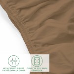 Prześcieradło jersey z elastanem w kolorze brązowym, rozmiar 140x200 cm, ukazane w zbliżeniu na detal gumki, która jest obszytą i trwałą. Tło białe, co podkreśla kolor i fakturę materiału. Brak widocznych napisów lub logo.
