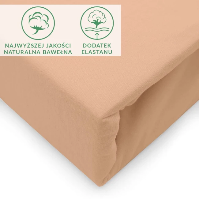 Prześcieradło jersey z elastanem w kolorze różowym, rozmiar 140x200. Ułożone w pozycji leżącej, z widoczną gumką na krawędzi. Materiał gładki, elastyczny, wykonany z naturalnej bawełny z dodatkiem elastanu. Na tle białym.