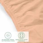 Prześcieradło jersey z elastanem w kolorze różowym, z gumką obszytą po całym obwodzie. Ujęcie z bliska, wykonane z miękkiego materiału, ukazujące detal elastycznej gumy oraz jego wygodne wykończenie. Szerokość 140 cm, długość 200 cm.
