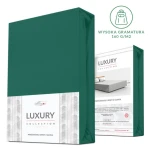 Prześcieradło jersey z elastanem w kolorze zielonym w opakowaniu. Widoczna frontowa strona opakowania z logo LUXURY COLLECTION. Informacje o produkcie oraz jego specyfikacja na tylnej części. Wysoka gramatura 160 g/m2.
