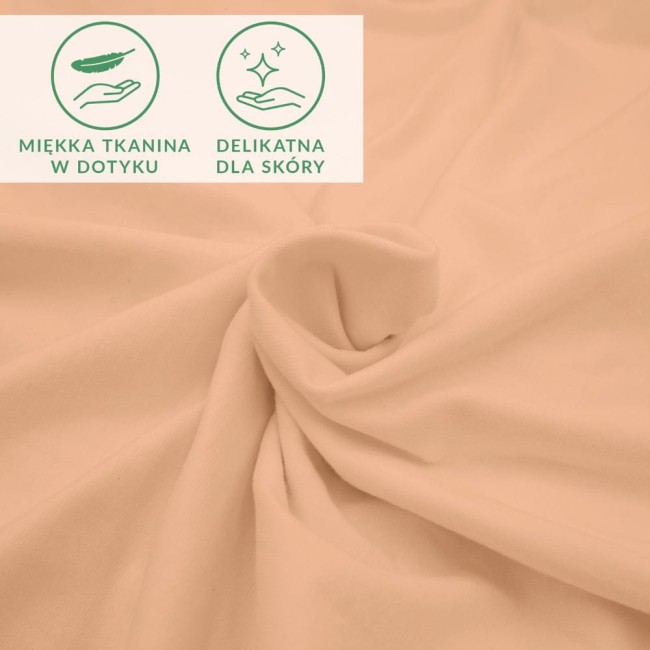 Prześcieradło jersey z elastanem w kolorze różowym, o wymiarach 160x200 cm, z gumką. Materiał jest miękki w dotyku i delikatny dla skóry. Widoczny jest gładki, lekko wciągnięty materiał.