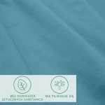 Prześcieradło jersey z elastanem w kolorze błękitnym, o wymiarach 180x200 cm. Materiał jest gładki i elastyczny, prezentowane w lekko rozłożonej formie. Widoczne oznaczenia informujące o braku sztucznych substancji oraz odporności na piling.