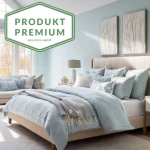 Niebieskie prześcieradło jersey z elastanem o wymiarach 180x200 cm, leżące na łóżku. Widać delikatną fakturę materiału oraz gumkę zapewniającą lepsze trzymanie. Otoczenie w jasnym wnętrzu z dekoracyjnymi poduszkami i lampą.