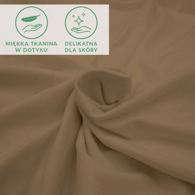 Prześcieradło jersey z elastanem w kolorze brązowym, ukazane w zbliżeniu, z miękką i gładką fakturą materiału. W zdjęciu widoczne są też grafiki informujące o delikatności tkaniny dla skóry oraz jej miękkości. Tło jest jednolite.
