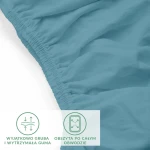 Prześcieradło jersey z elastanem w kolorze błękitnym, rozmiar 200x220 cm, leżące na białym tle. Widoczna gruba gumka obszyta po całym obwodzie, materiał o lekkiej fakturze, z delikatnym połyskiem.