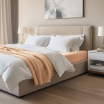 Prześcieradło jersey z elastanem, elastyczne, w kolorze różowym, idealnie dopasowane do materaca 200x220 cm. Widoczne na łóżku, w aranżacji sypialni z białą pościelą i beżowym pledem, leżące na górnej części materaca.