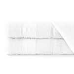 Ręcznik bambusowy 50x90 w kolorze białym, złożony, widoczny z boku. Materiał o wysokiej chłonności z teksturowanym wykończeniem, delikatnie wzmocniony na brzegach. Prosty, neutralny styl, idealny do łazienki.