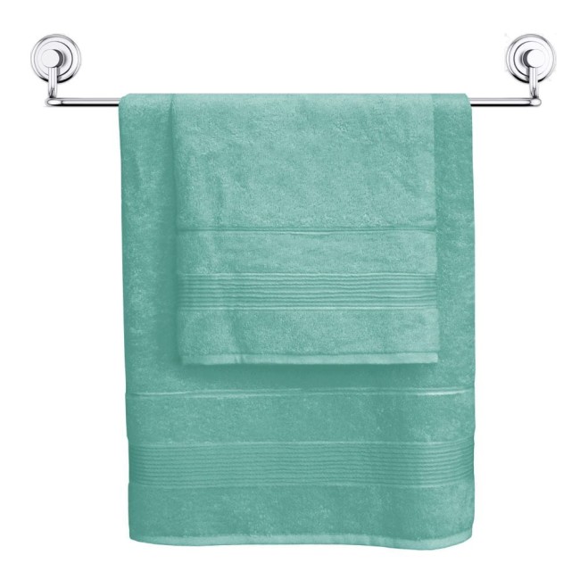 Ręcznik bambusowy 50x90 cm w kolorze turkusowym, złożony na wieszaku, z widocznymi prostymi liniami wzdłuż brzegów. Materiał o teksturze frotte, miękki i chłonny, idealny do użytku w łazience.