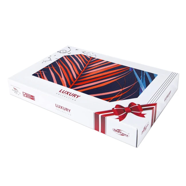 Pościel satyna bawełniana 220x200 w kolorze granatowym z intensywnymi, czerwonymi i niebieskimi liśćmi. Produkt zapakowany w estetyczne, białe opakowanie z kokardą. Widok z góry, złożony. Na opakowaniu widoczne logo DARYmex i napisy LUXURY COLLECTION.