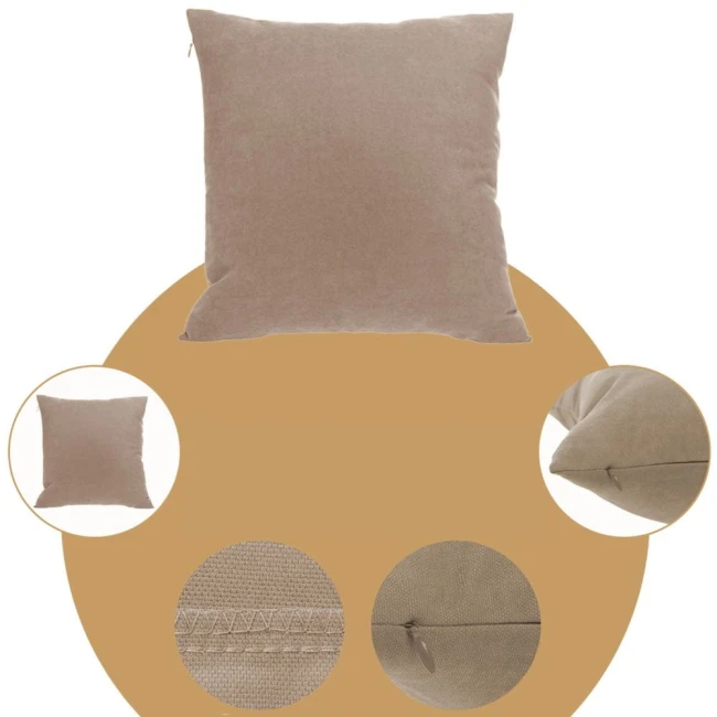 Poszewka dekoracyjna 40x40 cm w ciemno beżowym kolorze, gładka, z zamkiem błyskawicznym. Ujęcie frontalne, leżąca na prostym tle. Widoczna tekstura materiału oraz detale wykończenia, jak szwy. Idealna do aranżacji wnętrz.