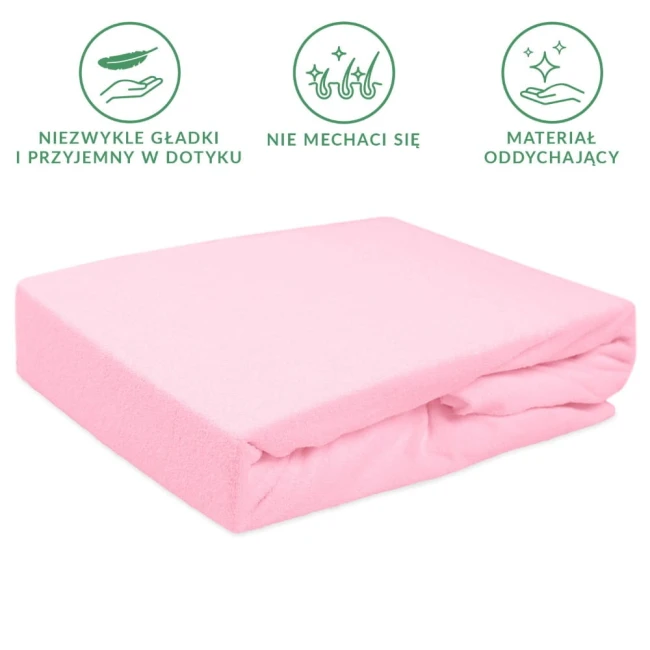 Prześcieradło frotte z gumką 70x140 w jasnym różowym kolorze, leżące w pozycji złożonej. Materiał oddychający, gładki w dotyku, nie mechaci się. Widoczne krawędzie, bez dodatków i logo, na białym tle.