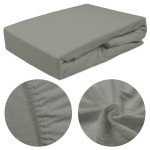 Prześcieradło frotte z gumką 160x200 w kolorze szarym, leżące na białym tle. Widoczne detale to elastyczne brzegi oraz teksturowana powierzchnia. Zbliżenia ukazują grubość materiału oraz wykończenie brzegów.