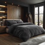 Pościel frotte 160x200 w kolorze antracytowym, rozłożona na łóżku, z poduszkami w tym samym kolorze, na tle drewnianej ściany. Widok z boku, w dobrze oświetlonym wnętrzu. W pobliżu widoczny stolik nocny i dekoracyjne elementy.