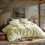Pościel frotte 200x220 w kolorze kremowym, z miękką i teksturowaną powierzchnią. Ułożona na łóżku z poduszkami w tym samym odcieniu. W tle widoczna dekoracja i naturalne światło wpadające przez okno.