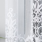 Firana żakardowa Berenika w kolorze białym o wymiarach 300x160 cm, zawieszona w pionie, z delikatnym, koronkowym wzorem. Tło proste, na jasnym, neutralnym tle, podkreślającym detale faktury i wzorów.