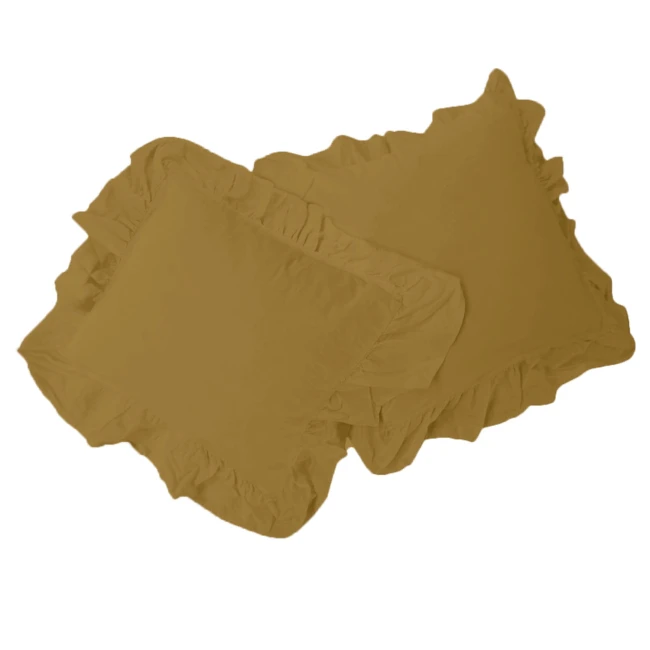 Pościel bawełniana z falbanką w kolorze ecru olive, rozmiar 220x200 cm, leży na jednolitym tle. Zestaw składa się z dwóch poduszek z falbaną, w tym jednej większej i mniejszej, co podkreśla teksturę materiału.