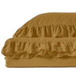 Komplet poszewek bawełnianych z falbanką w kolorze ecru olive. Ułożone leżąco, widoczna faktura materiału. Falbanka detalicznie zdobi poszewki, które mają wymiary 40x40 cm. Tło jest jednolite, co podkreśla kolor i styl poszewek.